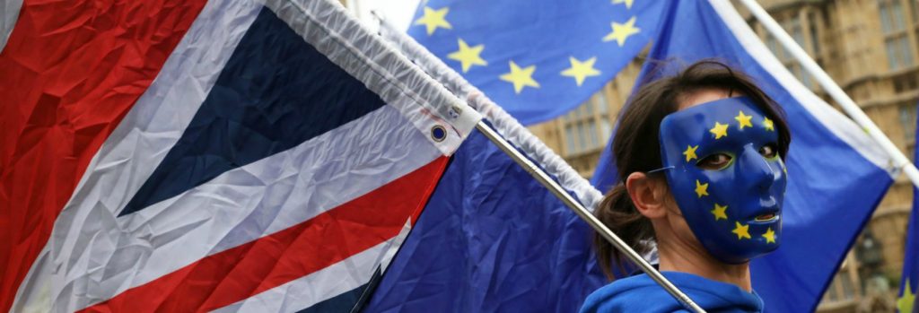 BBVA-OpenMind-Perplejidad-Nelson-14-Un manifestante contra el Brexit lleva la bandera británica, con una de la unión Europea, ante el Parlamento en Londres. Gran Bretaña