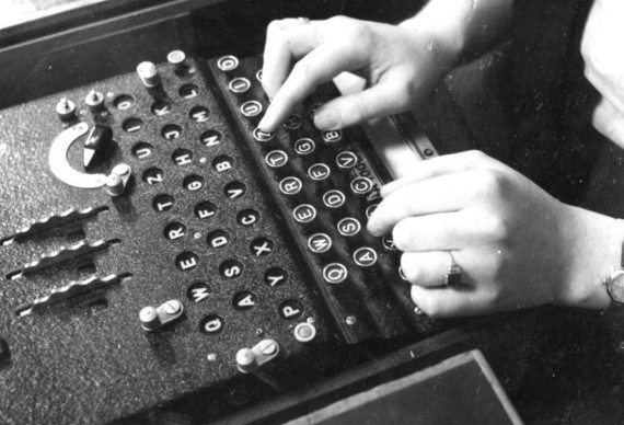 BBVA-OpenMind-MAteria-Codigos CyL 1-Máquina Enigma, siendo usada en diciembre de 1943, con su doble teclado (que muestra el mensaje codificado según se va tecleando el mensaje original). Fuente: Deutsches Bundesarchiv