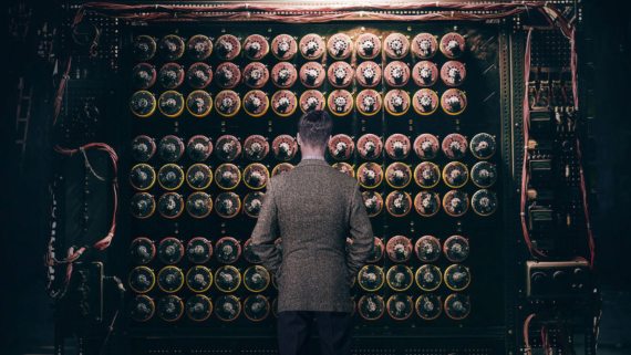 BBVA-OpenMind-Materia-Codigos CyL 2-Imagen de la película 'The Imitation Game', en la que Alan Turing contempla la máquina (Bombe) que usó para descifrar el código enigma de los nazis. Crédito: The Weinstein Company