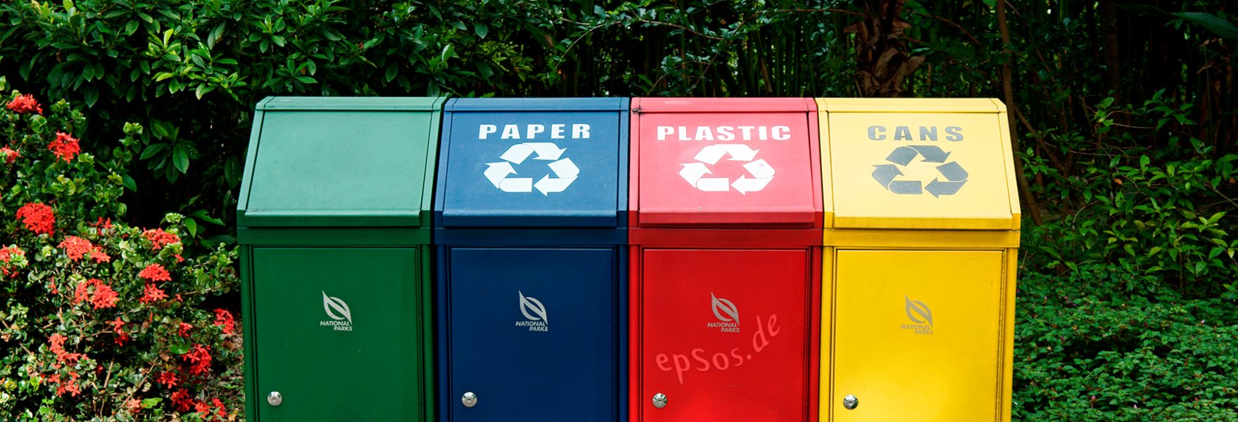 Grupo de contenedores de reciclaje de colores, contenedores de diferentes  colores para la recolección de materiales reciclados. cubos de basura con  bolsas de basura de diferentes colores.