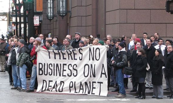 Los contrarios al sistema de compraventa de emisiones, como estos protestantes en Chicago, lo consideran un parche que contribuye a prolongar la dependencia de combustibles fósiles. Crédito: Wikimedia