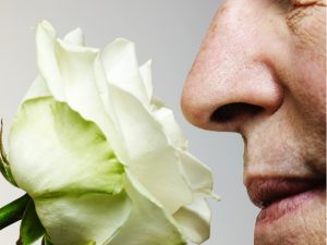 La estimulación olfatoria con fragancias y olores conocidos estimula la recuperación de recuerdos y eventos asociados a ese olor. Crédito: Flashpop/Getty Images.