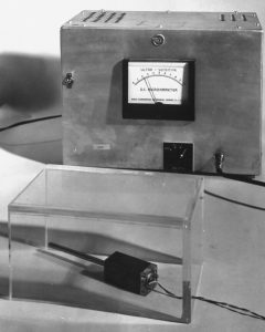 BBVA-OpenMind-Yanes-Baterias nucleares energia portatil del futuro_1 La pila atómica creada por la compañía RCA en 1954 con un dispositivo similar a un transistor liberaba 200.000 electrones por cada uno recibido de la fuente radiactiva. Crédito: Jerry Cooke / The Chronicle Collection / Getty Images.