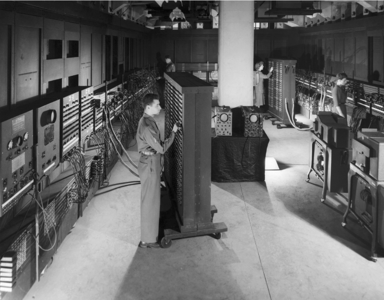 BBVA-OpenMind-Yanes-Prediccion del tiempo de la magia a la inteligencia artificial_2 En 1950 la primera computadora electrónica ENIAC elaboró el primer pronóstico meteorológico numérico informatizado, una predicción a 24 horas que tardó casi el mismo tiempo en completar. Crédito: Bettmann Archive/Getty Images.