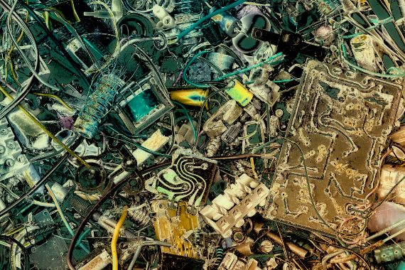 El e-waste es un enorme problema porque estamos generando muchos residuos debido a nuestro uso y abuso de los componentes electrónicos