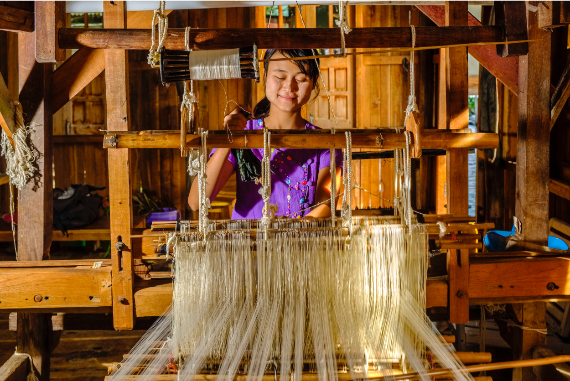 BBVA-OpenMind-Yanes-Tejidos innovadores para una moda mas sostenible_1 Plant fibres derived from lotus, seaweed or corn are presented as greener options than cotton because they consume fewer resources. Credit: Thierry Falise / Getty Images.